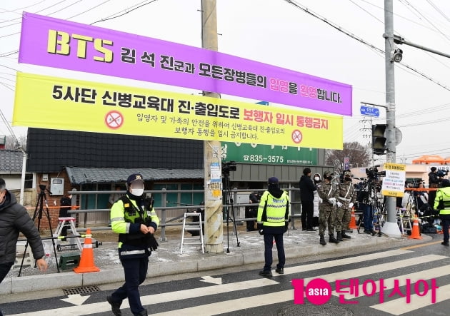 방탄소년단 진, 멤버들 배웅 속 입대…현장엔 아미 대신 ♥현수막 [TEN피플]