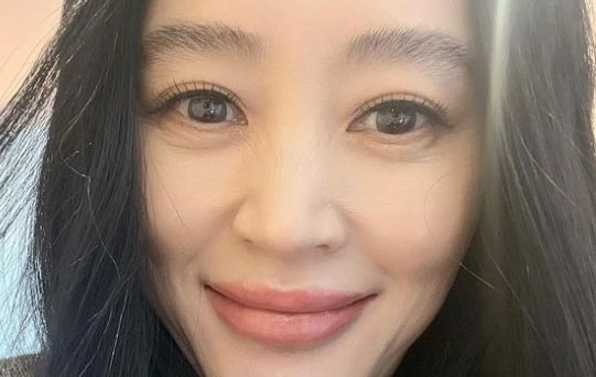 김혜수, 50대 안 믿기네…초근접 셀카에도 빛나는 화려한 미모