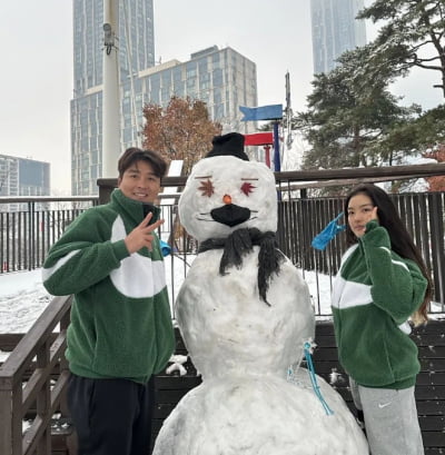 이동국, 폭설에 눈사람 만들어주는 아빠…♥이수진은 흐뭇