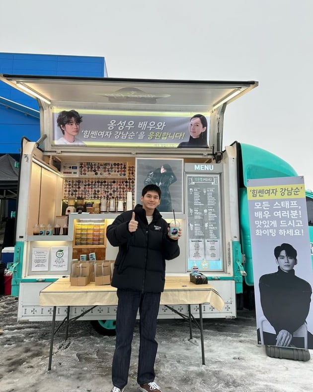 옹성우, 존경하는 선배 염정아의 깜짝 커피차 선물에 감동 "너무 짜릿"