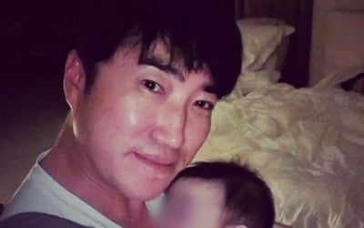 '딸 바보' 장동민, 연말에도 '육아 전념'…아이 품에 안고 한 컷