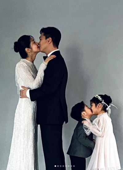 '2세 연하 사업가♥' 김빈우, 쌍뽀뽀에 빈틈없이 행복한 가족사진