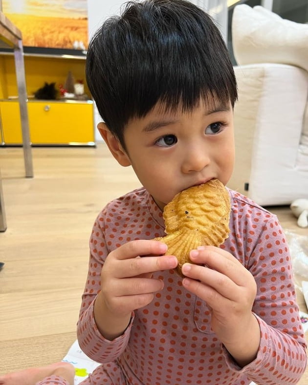 '강경준♥' 장신영, 눈에 별 박은 둘째 子 근황 공개…겨울밤 간식 붕어빵 냠냠