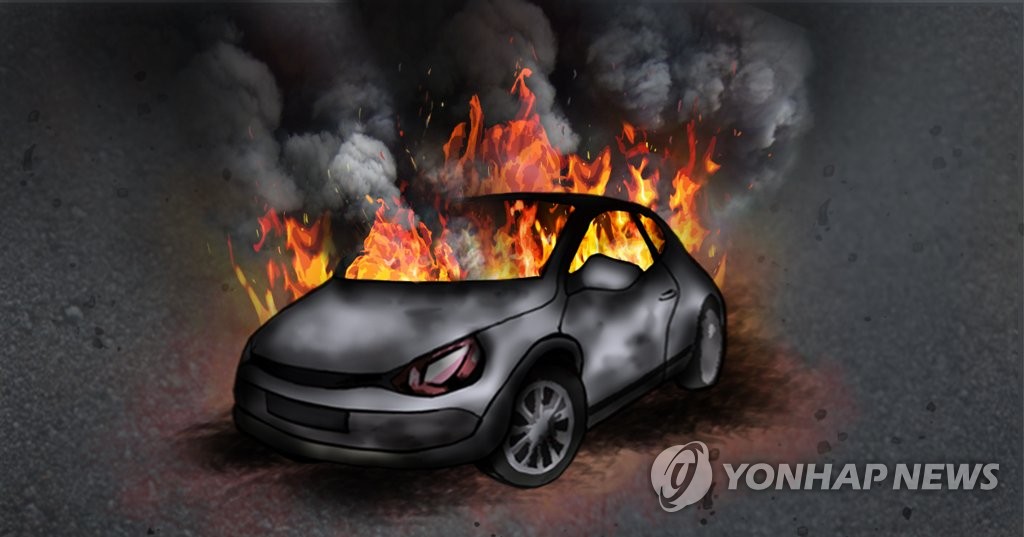 교통사고 수습하던 도로공사 차 들이받은 SUV에서 불…차 전소