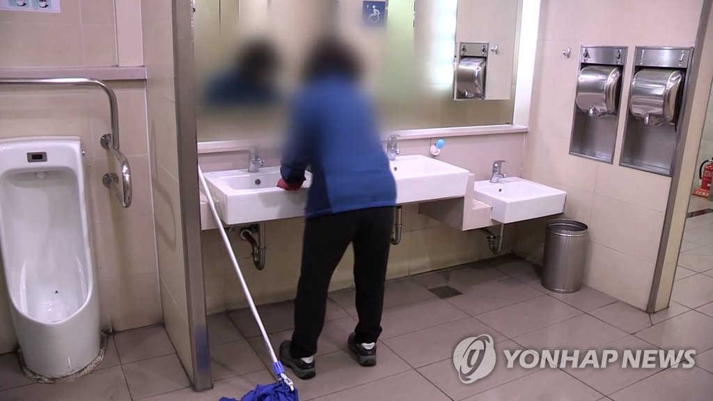 청소노동자 2년 전 정규직됐는데…신규채용은 다시 비정규직으로