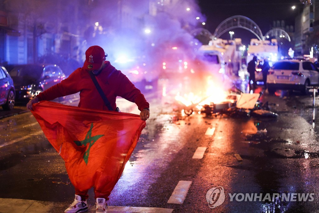 [월드컵] '아랍권 유일' 모로코 16강행에 아랍 전역 '들썩'