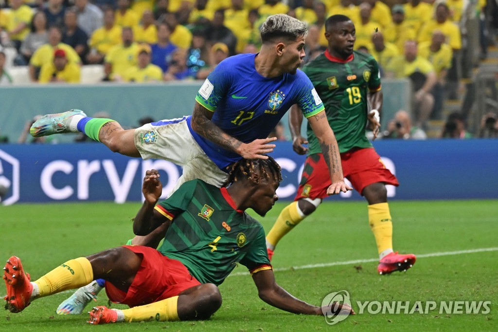 [월드컵] 1.5진 투입한 브라질, 카메룬에 패하고도 G조 1위…한국과 16강(종합)