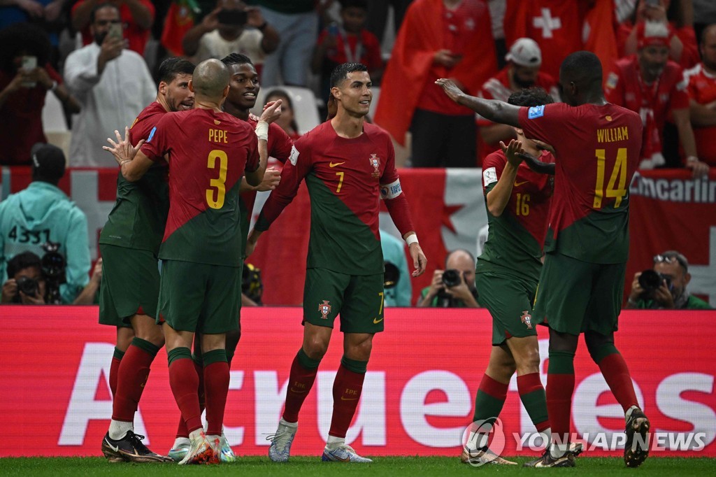 [월드컵] 호날두 교체 투입 포르투갈, 스위스 6-1 대파하고 8강 진출(종합)