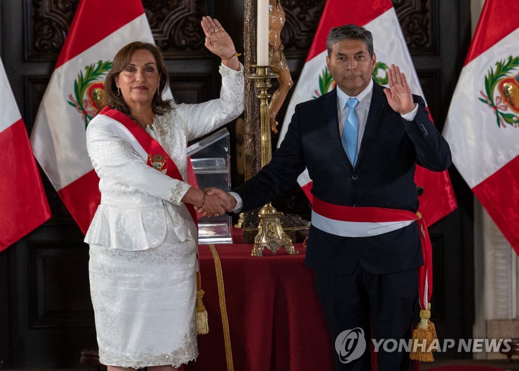 Protests against the impeachment of the president intensify in Peru