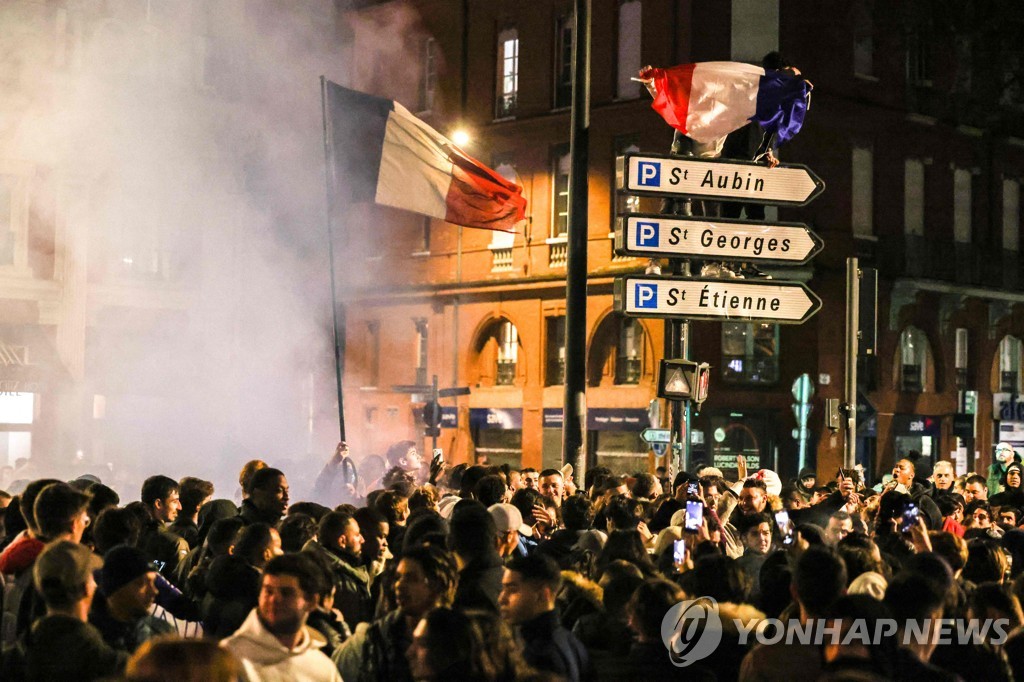 [월드컵] 프랑스 결승진출 자축 과열…250명 체포, 1명 뺑소니로 사망