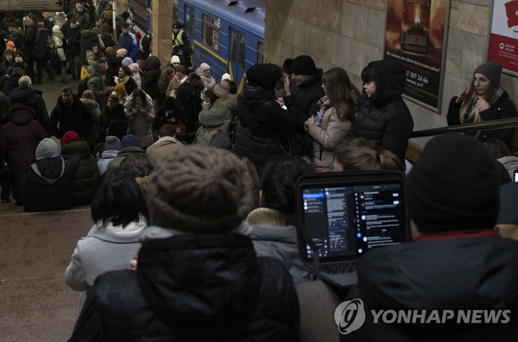 러, 유가상한제 시행일에 미사일 70여발 퍼부어…4명 사망(종합2보)