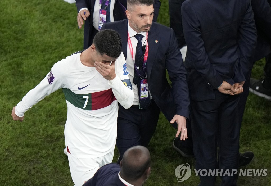 [월드컵] 끝내 들지 못한 트로피…눈물로 끝난 호날두의 '라스트 댄스'