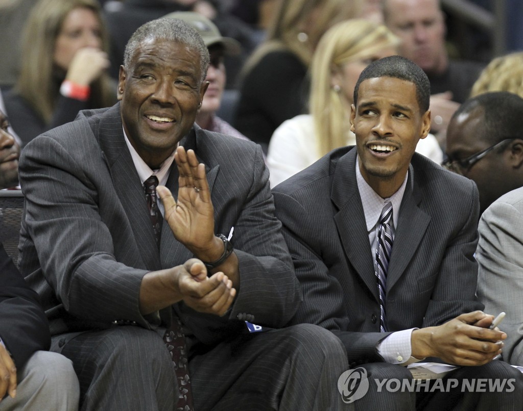 부친상 감독 위해…Nba 서부 꼴찌 휴스턴 동부 2위 밀워키 격파 | 한경닷컴