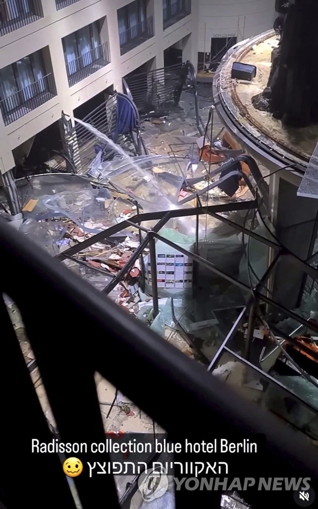 2 feridos e 350 convidados evacuados depois que um enorme aquário explodiu no Berlin Hotel