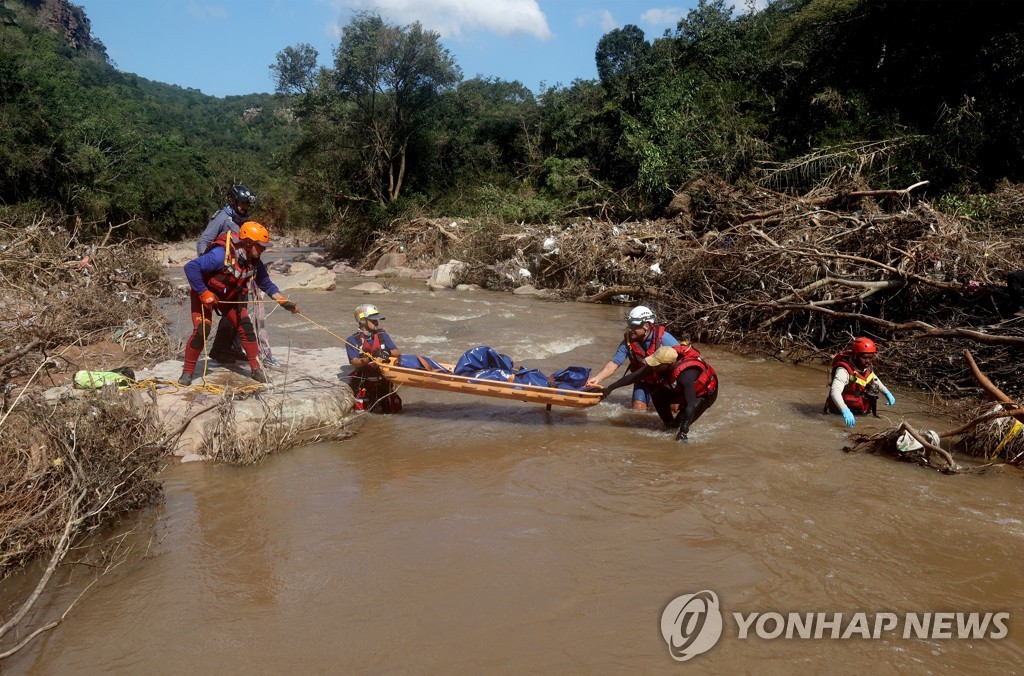 남아공 홍수로 강에서 세례식하던 신도 9명 사망…8명 실종