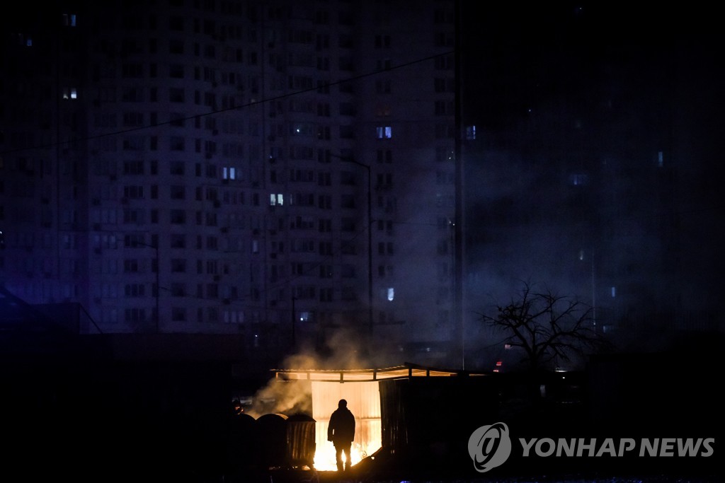 러, 유가상한제 시행일에 미사일 70여발 퍼부어…4명 사망(종합2보)