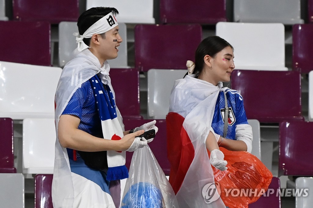 [월드컵] 독일·스페인 꺾고 16강 환희 속에도…일본 관중은 또 청소