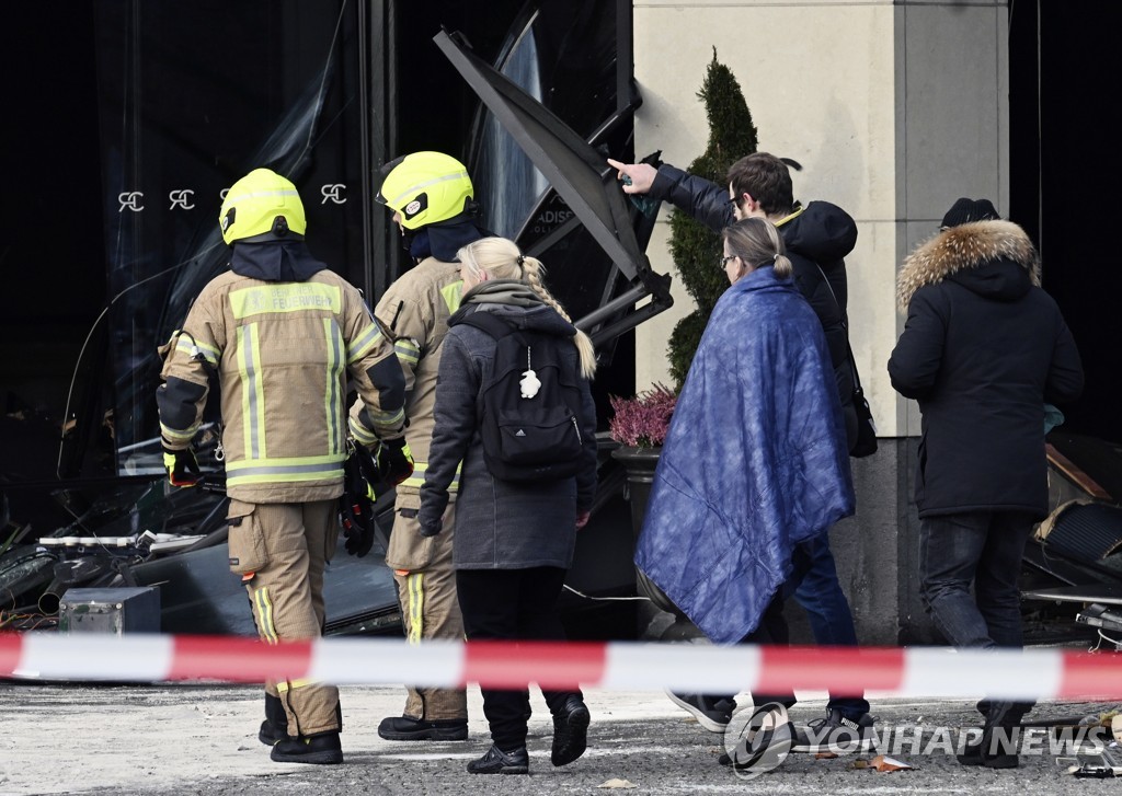 2 feridos e 350 convidados evacuados depois que um enorme aquário explodiu no Berlin Hotel