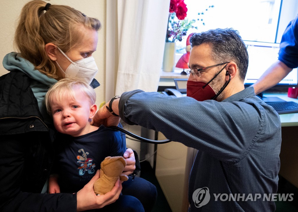 미·유럽서 커지는 '트리플데믹' 우려…"겨울 상황 예측 어려워"