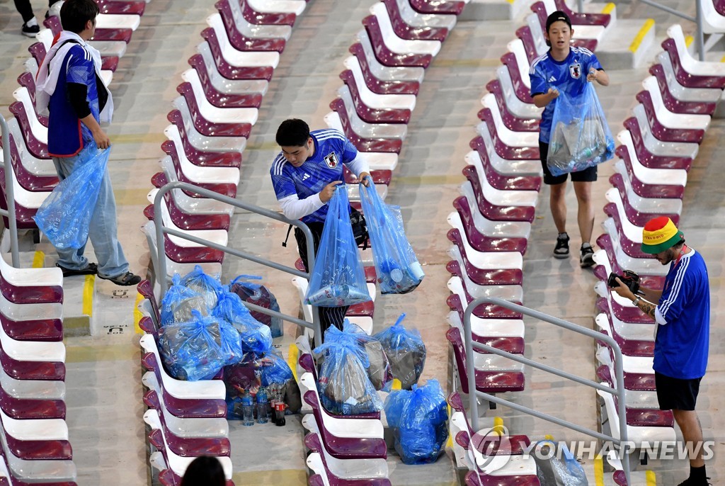 [월드컵] 독일·스페인 꺾고 16강 환희 속에도…일본 관중은 또 청소