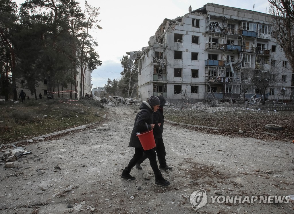 우크라, 드론 날려 러 본토 타격…러, 미사일 70여발로 반격