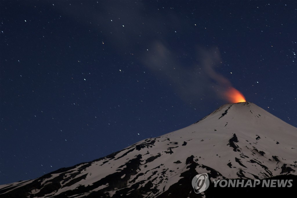 칠레 비야리카 화산서 220ｍ 불기둥…폭발 징후에 당국 긴장