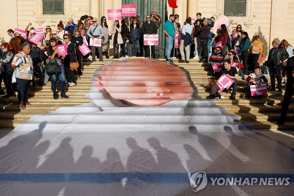총리실 앞에 대형 신생아 사진…몰타 수천명 낙태 반대 시위