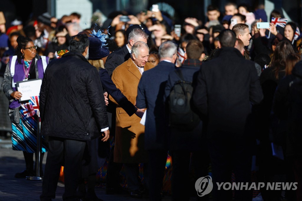 영국 찰스3세 국왕에 계란 던진 20대 남성 기소