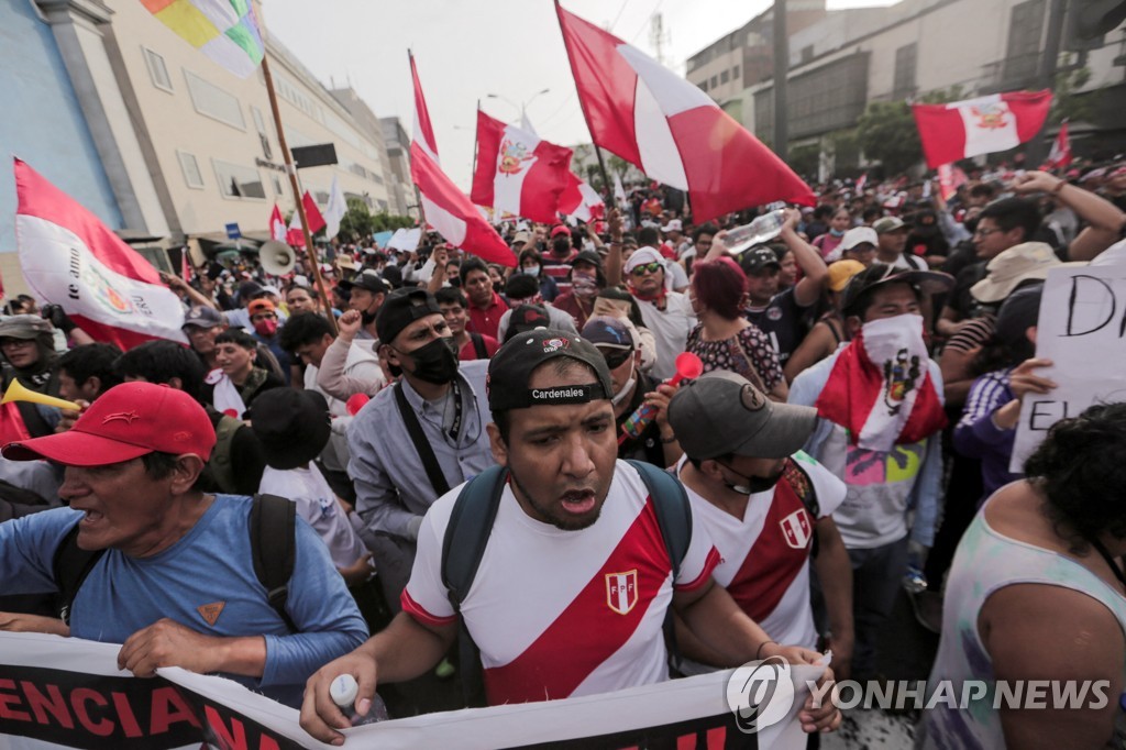 Protests against the impeachment of the president intensify in Peru