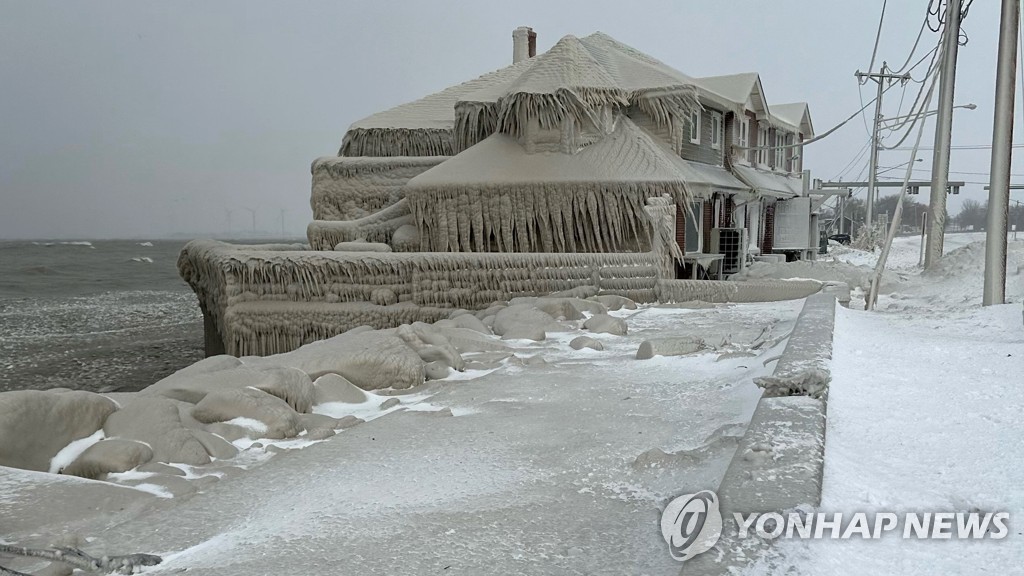 역대급 혹한 크리스마스…美 겨울폭풍에 30명 사망·무더기 결항