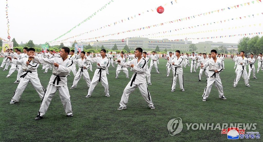 [한반도의 오늘] 소년단, 파철모아 군에 탱크·함선 보내…北, '소년호' 부각