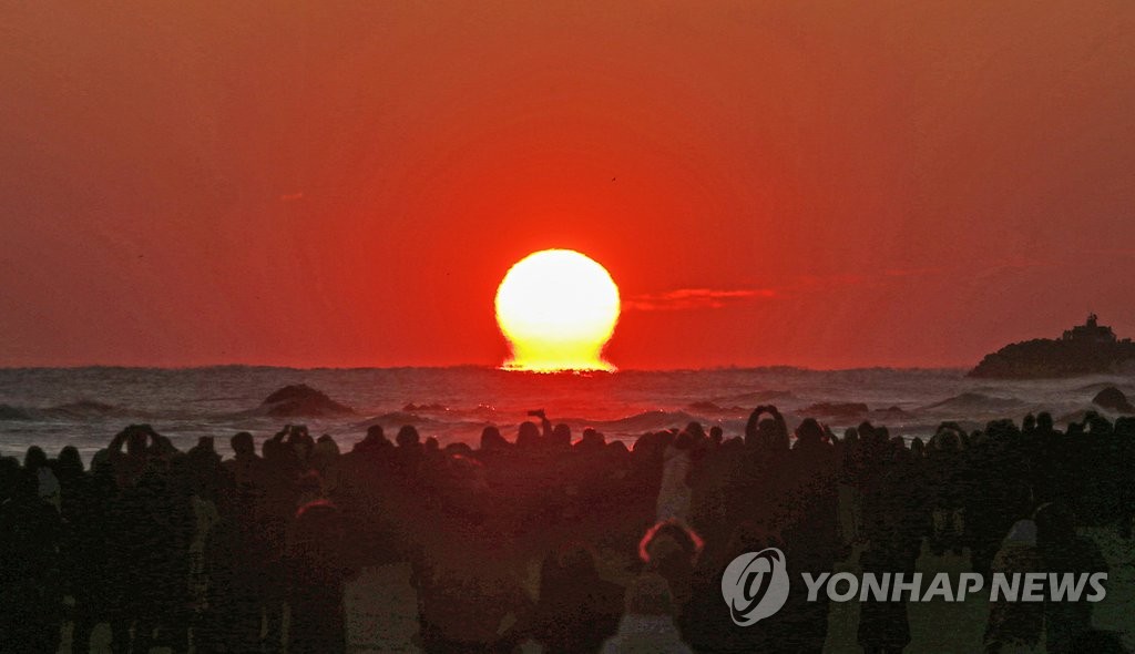 "밀집 사고·코로나19 확산 막자" 동해안 해맞이 잇단 취소(종합)