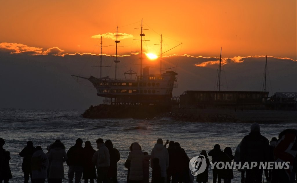 "밀집 사고·코로나19 확산 막자" 동해안 해맞이 잇단 취소(종합)