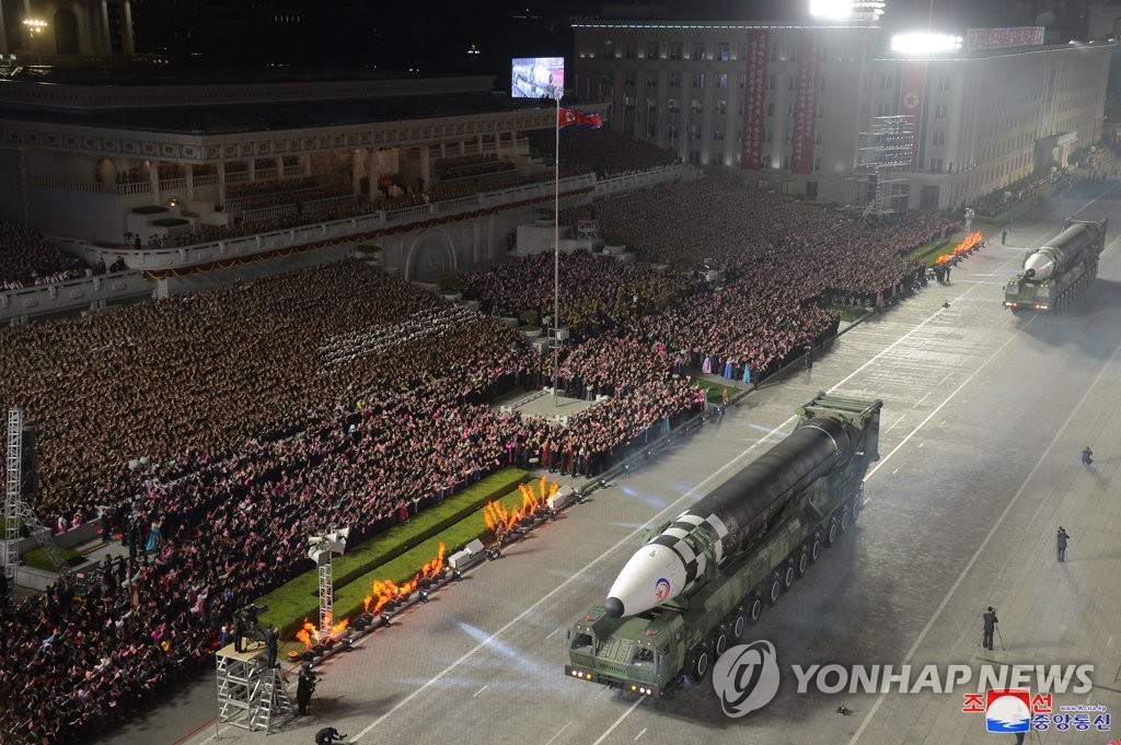 "北 평양서 수천명 동원 열병식 준비"…내년 軍창건 75주년(종합)