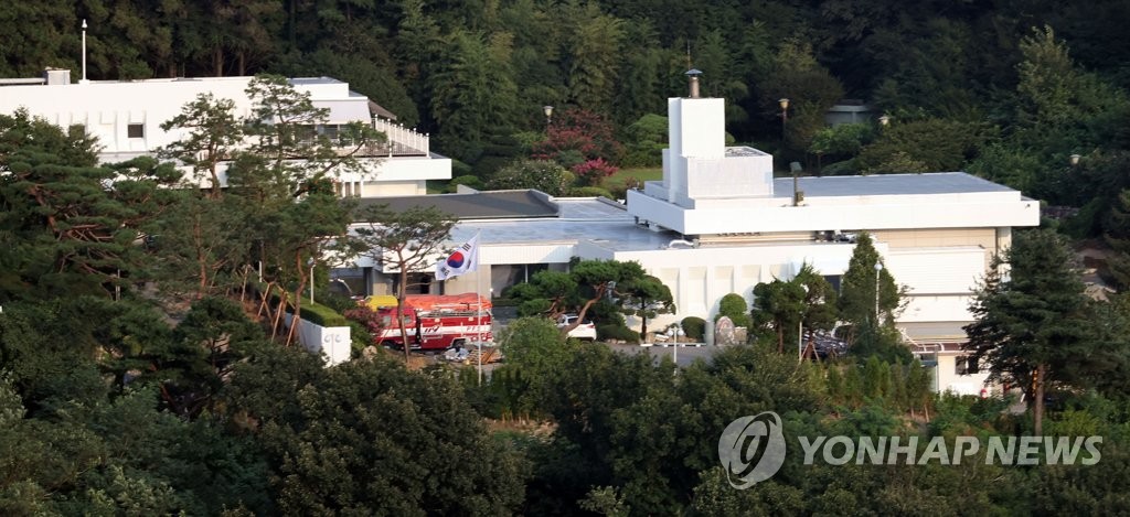 헌재 "대통령 관저 100ｍ 집회 일괄금지는 과도…법 개정해야"(종합2보)