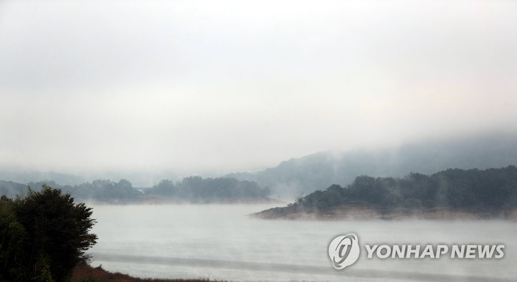 전북 진안서 덤프트럭 호수로 추락해 50대 운전자 숨져(종합)