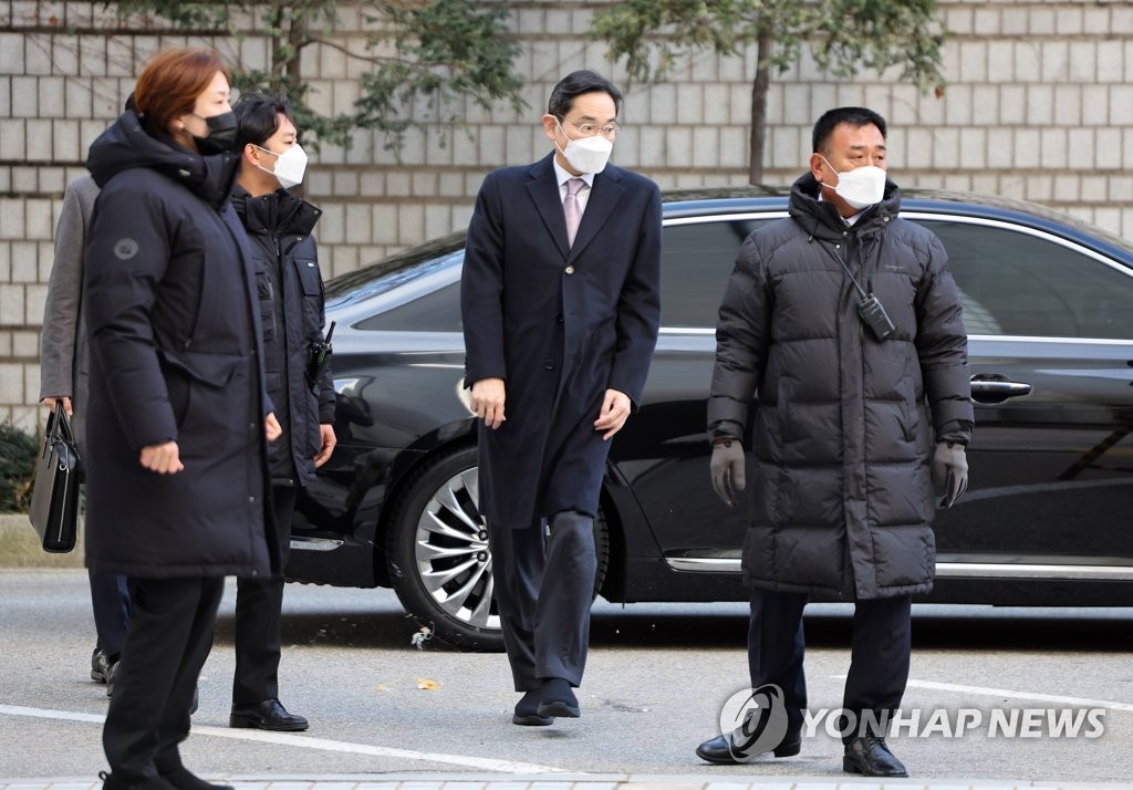 이재용 회장 '부당 합병' 재판 출석 중 계란 날아와