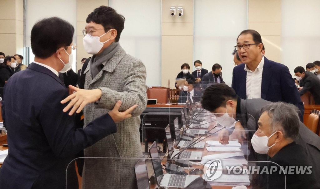 '대통령집무실·前대통령 사저 인근 집회금지' 행안위 통과