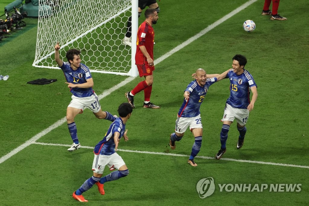 [월드컵] 일본, 스페인에 2-1 역전승 두 대회 연속 16강…아시아 새 역사(종합)