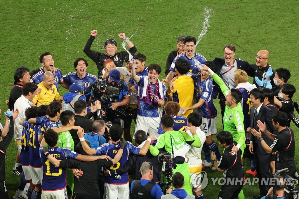 [월드컵] 일본, 스페인에 2-1 역전승 두 대회 연속 16강…아시아 새 역사(종합)