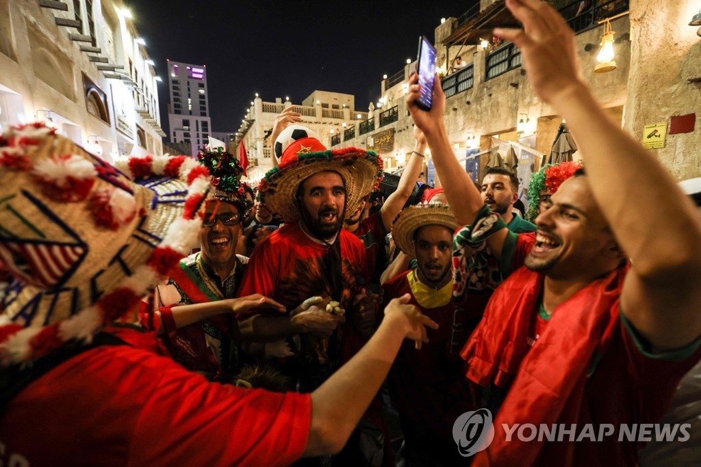 [월드컵] '아랍권 유일' 모로코 16강행에 아랍 전역 '들썩'