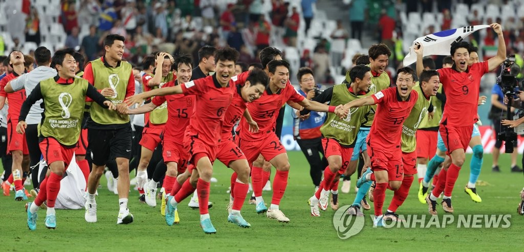 [월드컵] 한국, 12년 만의 극적인 16강 진출…이번엔 기쁨의 눈물바다