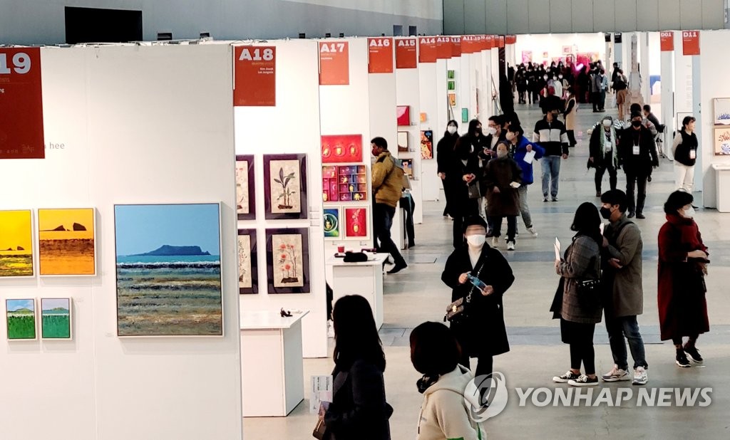 '직거래 미술시장' 부산국제아트페어 주말 관람객 북적