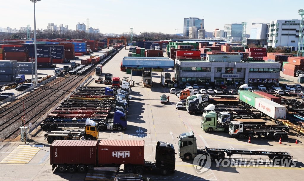 화물연대 파업 14일째 의왕ICD 가용차량↑…오가는 차량 늘어