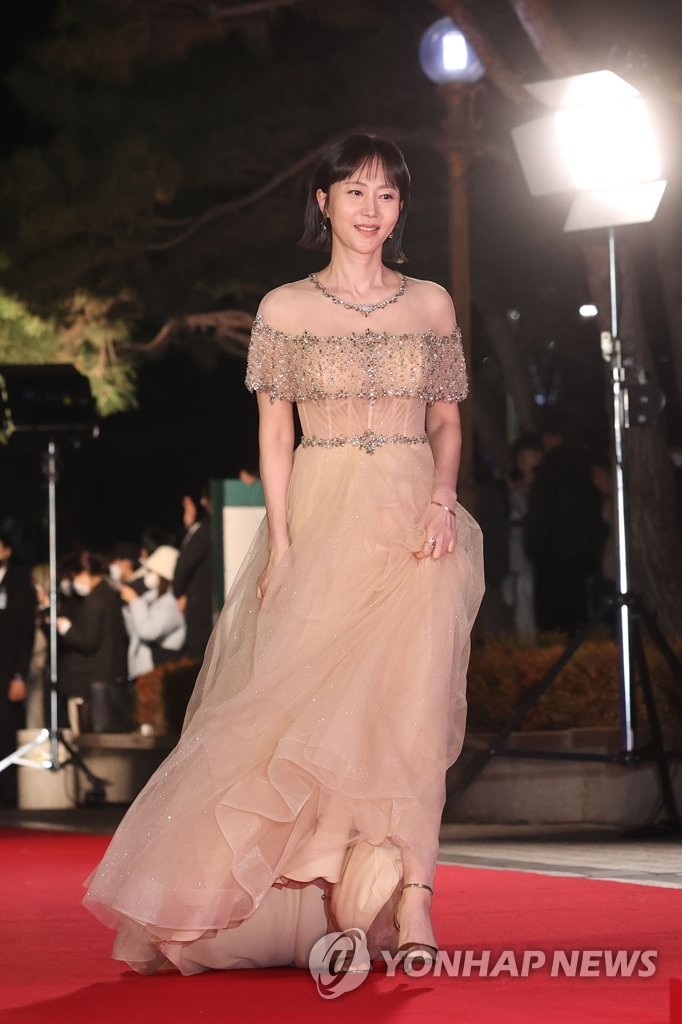 'Decision to Break Up' won Best Picture at the Grand Bell Awards...  Best Actor and Actress Park Hae-il, Yum Jung-ah