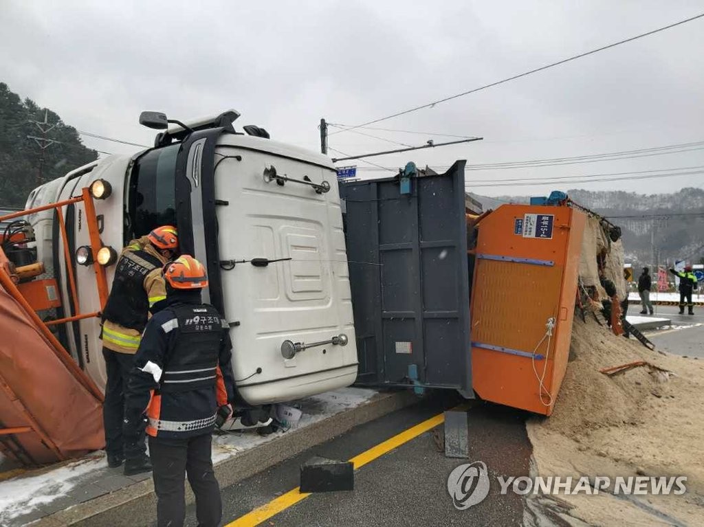 '펑펑' 눈 내린 강원…제설차 전도·고속도로 추돌사고 잇따라