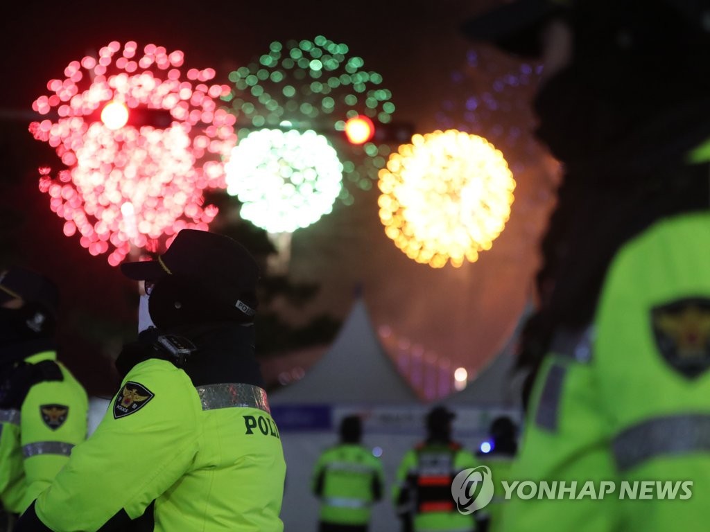 Busan Fireworks Festival, which attracted 700,000 people, ended safely amidst concerns (comprehensive)