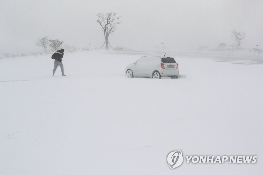 호남·제주 폭설에 막힌 하늘·바닷길…사고도 속출(종합2보)