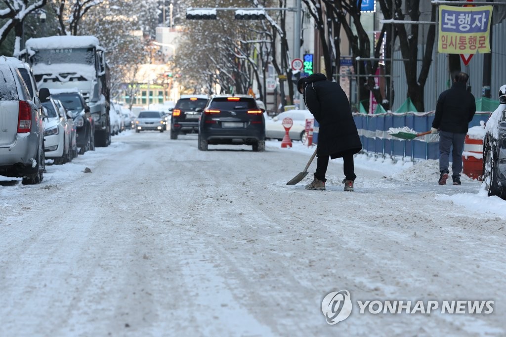 사흘만에 얼어붙은 광주 도심…출근길 중무장·자동차 헛바퀴