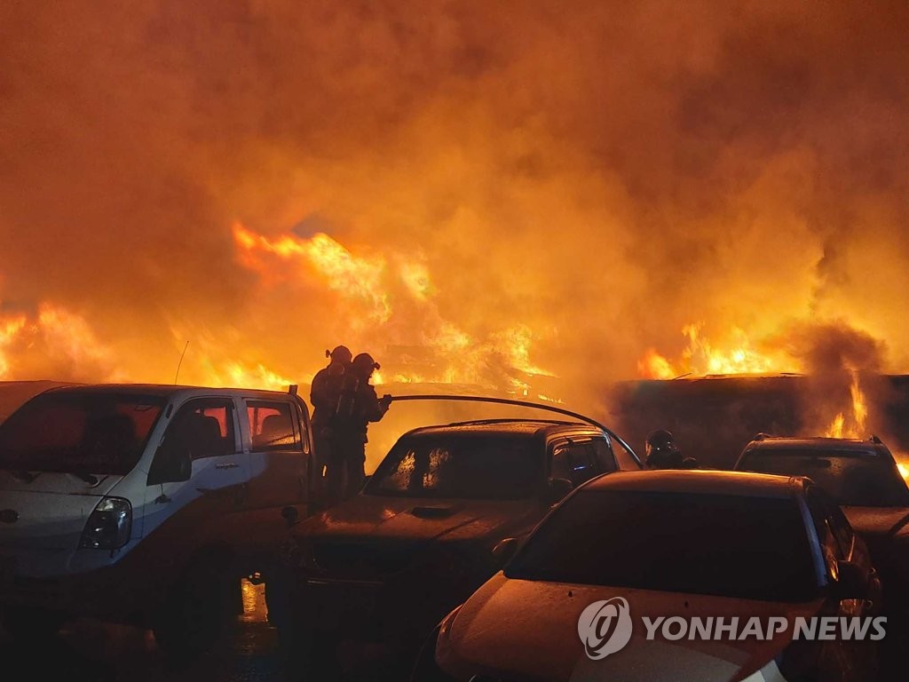 강릉 폐차장 화재 2시간여 만에 진화…인명피해 없어